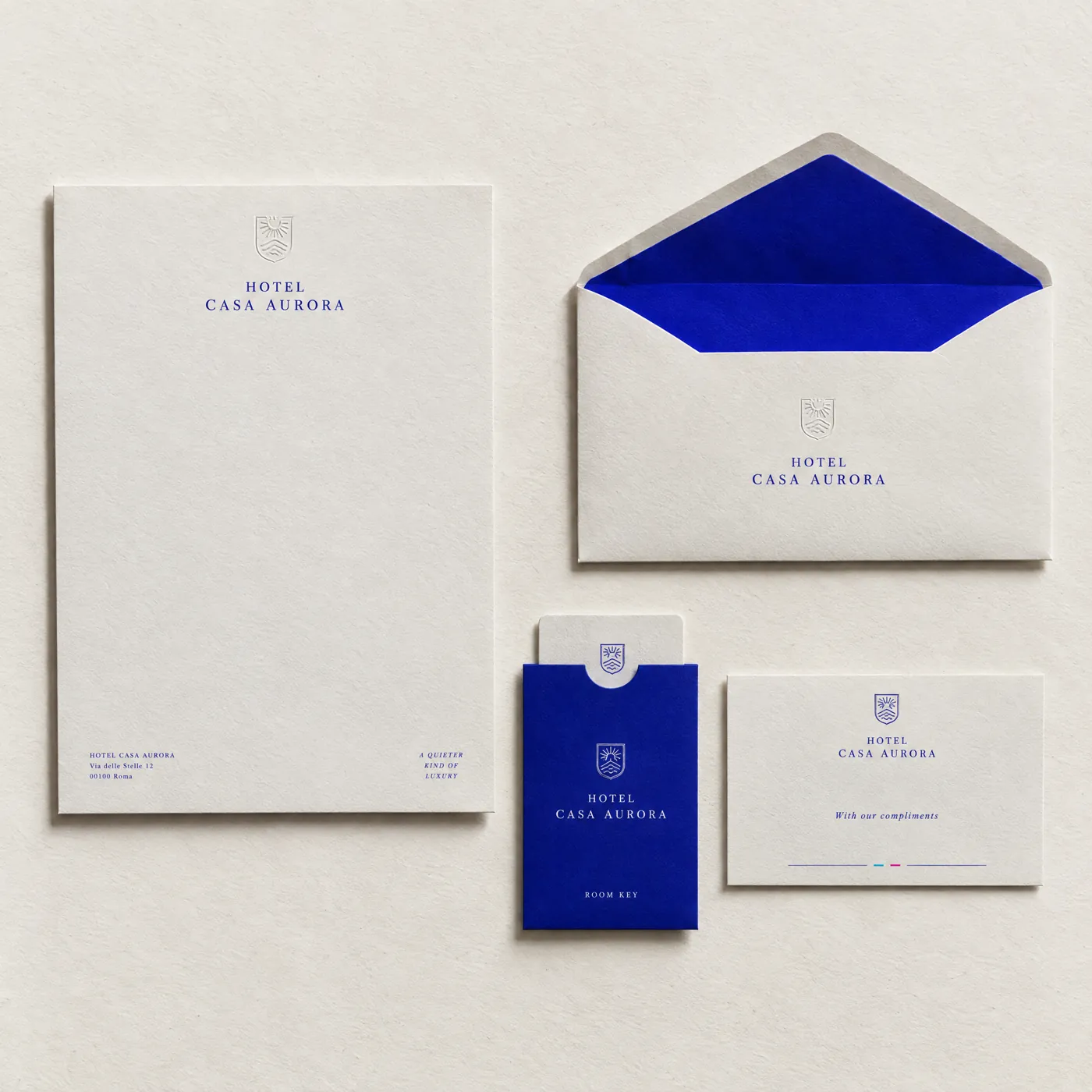 Papelería de hotel: membrete, sobre, porta-llave y tarjeta